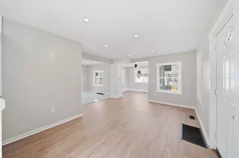 Living - 316 Carr St, Jackson, MI 49201 photo 1 of 3