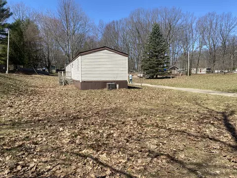 Exterior - 11650 Thrush Dr, Lakeview, MI 48850 photo 3 of 9