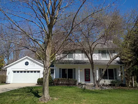 2243 Waterford Way NE, Grand Rapids, MI 49525