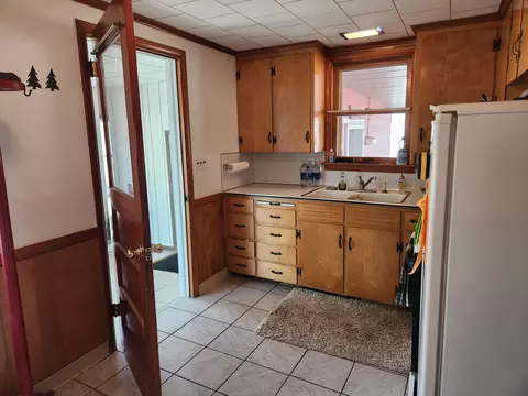 Kitchen - 8024 W Hemlock Ave, Baldwin, MI 49304 photo 3 of 3