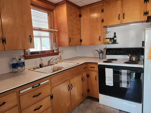 Kitchen - 8024 W Hemlock Ave, Baldwin, MI 49304 photo 2 of 3