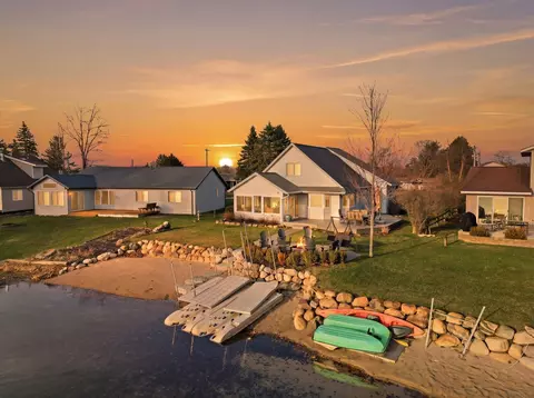 7201 Holiday Dr, Canadian Lakes, MI 49346