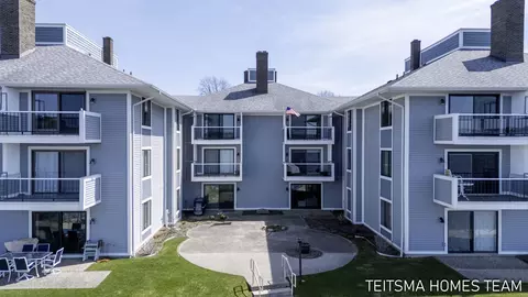 400 Lakeview Ct #25D, Spring Lake, MI 49456