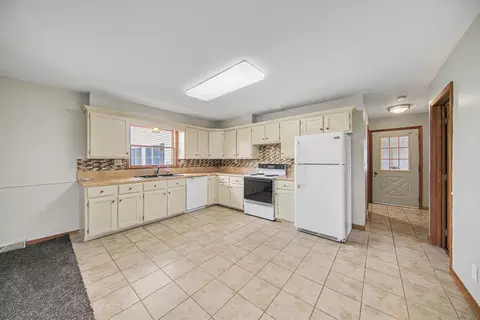 Kitchen - 4001 Hoyer Rd, Jackson, MI 49201 photo 4 of 4
