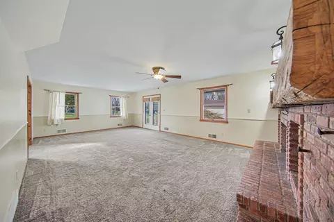 Living - 4001 Hoyer Rd, Jackson, MI 49201 photo 3 of 9