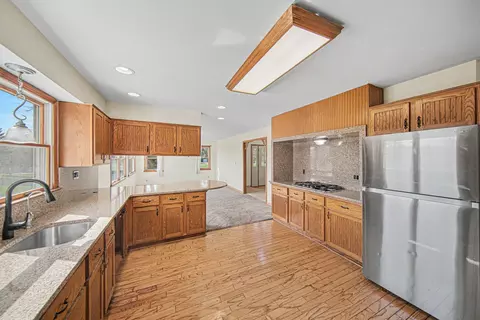 Kitchen - 4001 Hoyer Rd, Jackson, MI 49201 photo 3 of 4