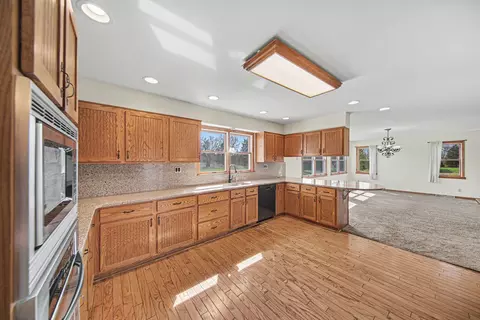 Kitchen - 4001 Hoyer Rd, Jackson, MI 49201 photo 2 of 4