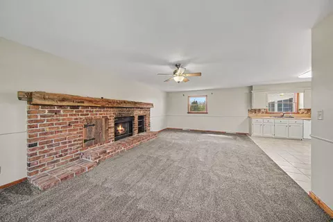 Living - 4001 Hoyer Rd, Jackson, MI 49201 photo 4 of 9