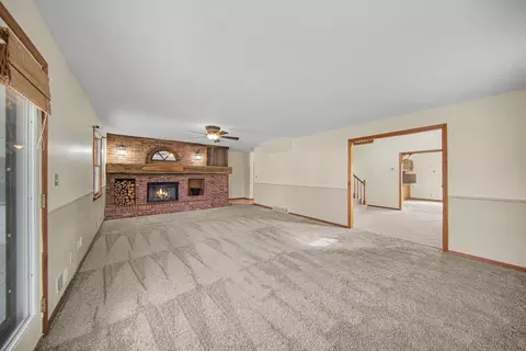 Living - 4001 Hoyer Rd, Jackson, MI 49201 photo 2 of 9