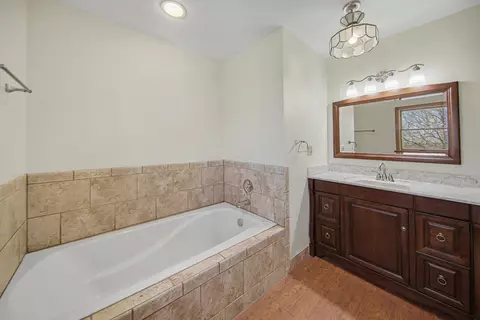 Bath - 4001 Hoyer Rd, Jackson, MI 49201 photo 2 of 4