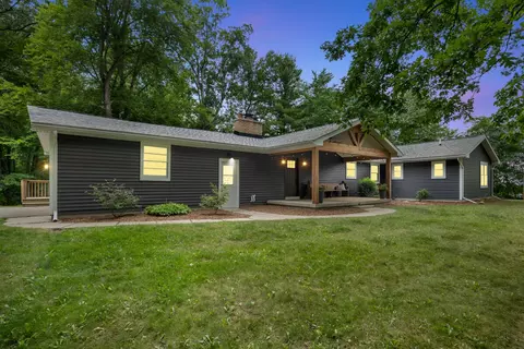 1059 Cumberland Ave SE, Lowell, MI 49331