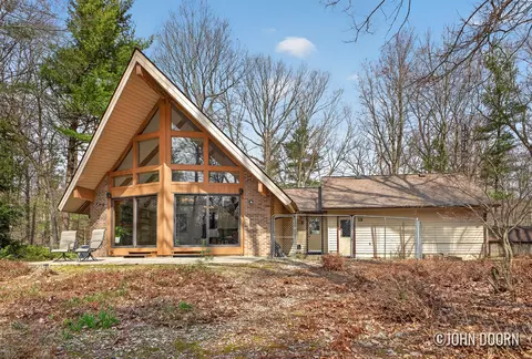 9063 Algoma Ave NE, Rockford, MI 49341