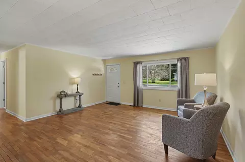 Living - 3423 Balmars Ave, Jackson, MI 49201 photo 2 of 5