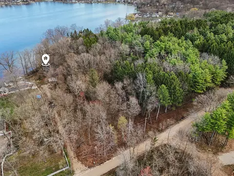 11790 Lakeway Dr, Plainwell, MI 49080