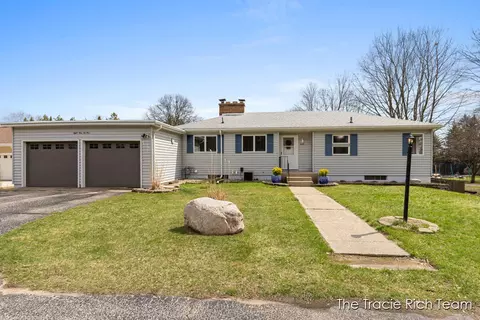 8121 S Youngman Rd, Greenville, MI 48838