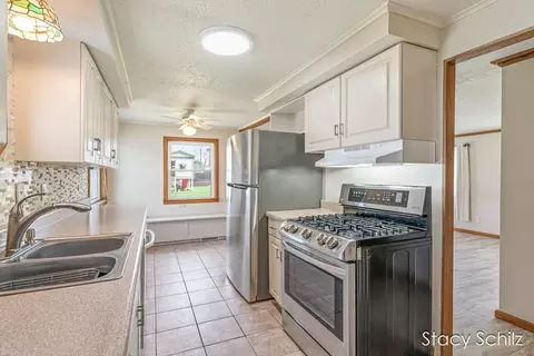 Kitchen - 129 Sunset Dr, Dowling, MI 49050 photo 3 of 4