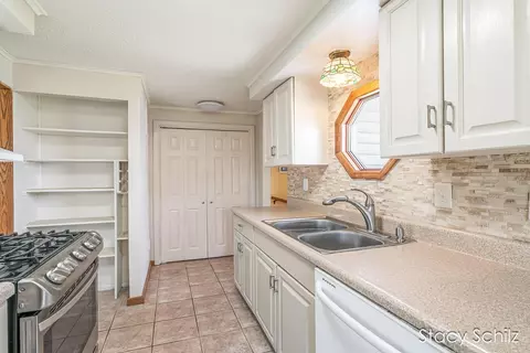 Kitchen - 129 Sunset Dr, Dowling, MI 49050 photo 2 of 4