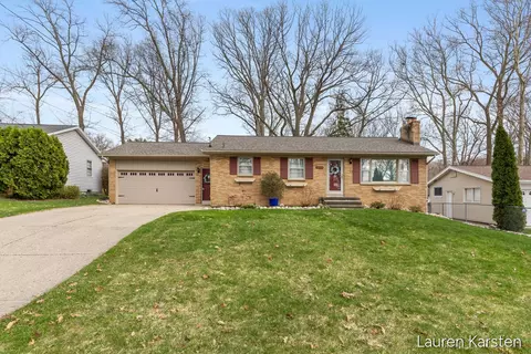 5520 Greenboro Dr SE, Grand Rapids, MI 49508