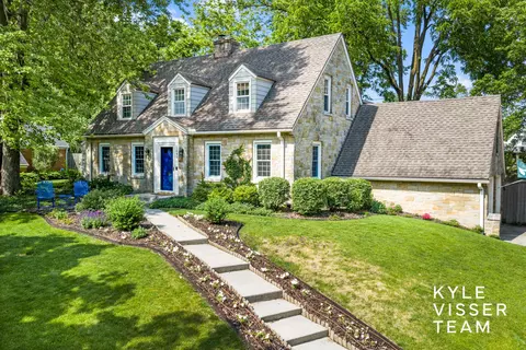 1543 Edgewood Ave SE, East Grand Rapids, MI 49506