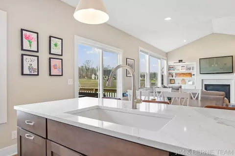 Kitchen - 8367 Bauer Ridge Ave, Jenison, MI 49428 photo 5 of 7