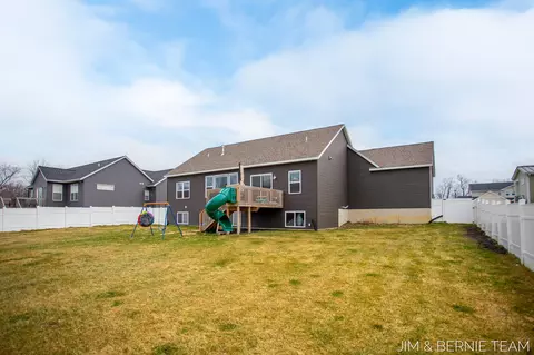 Exterior - 8367 Bauer Ridge Ave, Jenison, MI 49428 photo 4 of 8