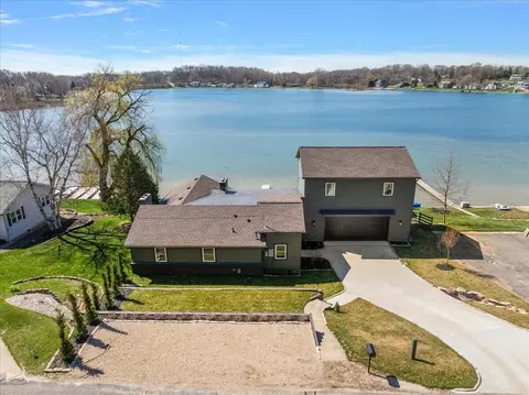 12475 Oakwood Shores St, Wayland, MI 49348