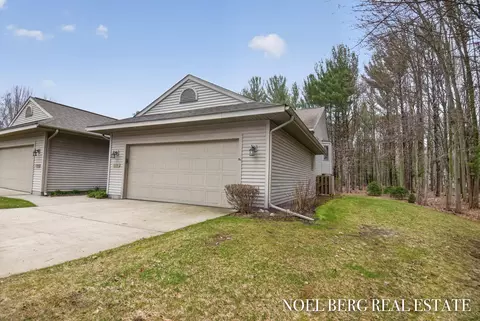 536 Tournament Cir #9, Norton Shores, MI 49444