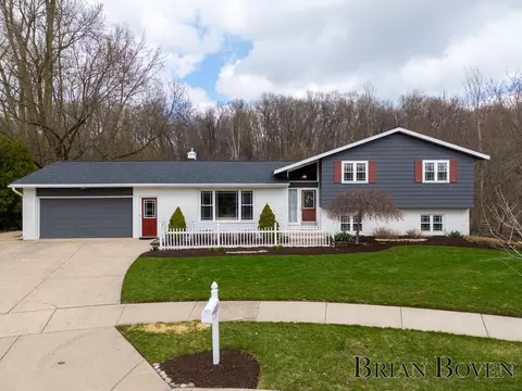 3434 Waterford Ct NE, Grand Rapids, MI 49525