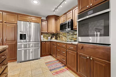 Kitchen - 2011 Knollpoint Dr NE, Ada, MI 49301 photo 4 of 5