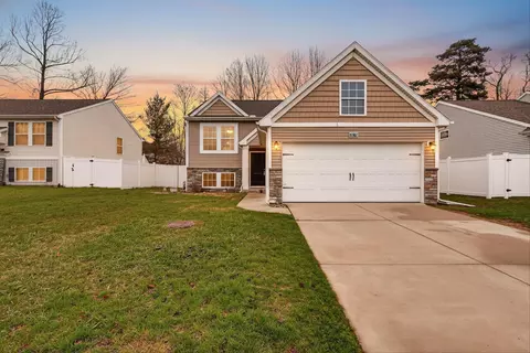 72386 Beacon Ct, South Haven, MI 49090