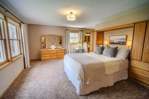 Bedroom - 2470 Whites Bridge Rd, Lowell, MI 49331 photo 4 of 7