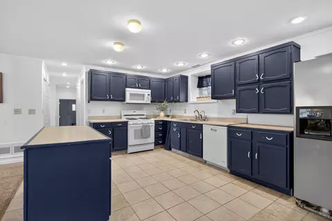 Kitchen - 340 Burt Ave, Jackson, MI 49201 photo 5 of 6
