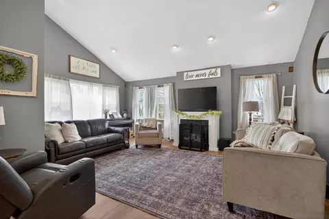 Living - 340 Burt Ave, Jackson, MI 49201 photo 1 of 5