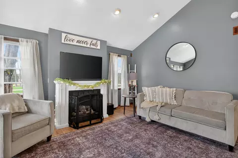 Living - 340 Burt Ave, Jackson, MI 49201 photo 2 of 5