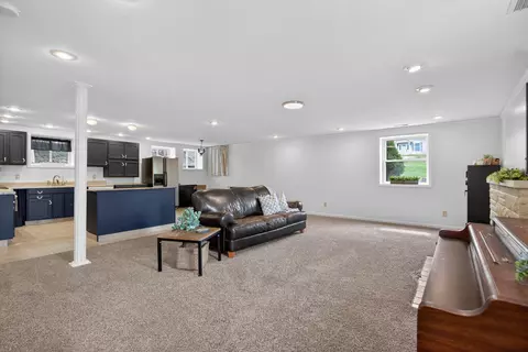 Living - 340 Burt Ave, Jackson, MI 49201 photo 5 of 5