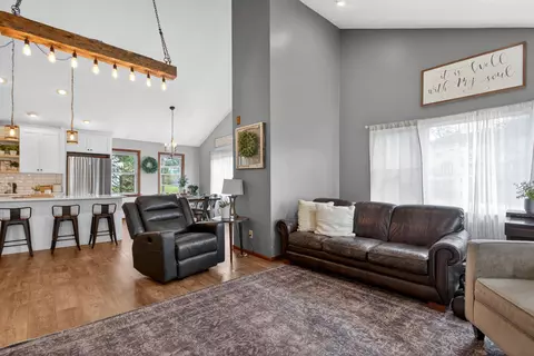 Living - 340 Burt Ave, Jackson, MI 49201 photo 4 of 5