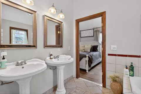 Bath - 340 Burt Ave, Jackson, MI 49201 photo 4 of 6