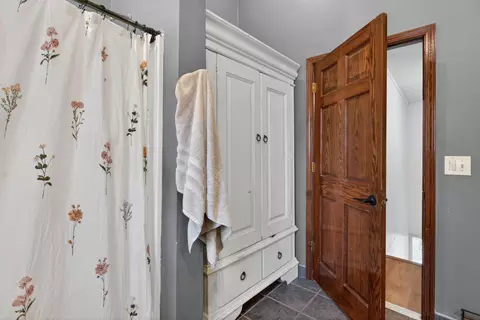 Bath - 340 Burt Ave, Jackson, MI 49201 photo 2 of 6