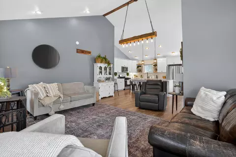 Living - 340 Burt Ave, Jackson, MI 49201 photo 3 of 5