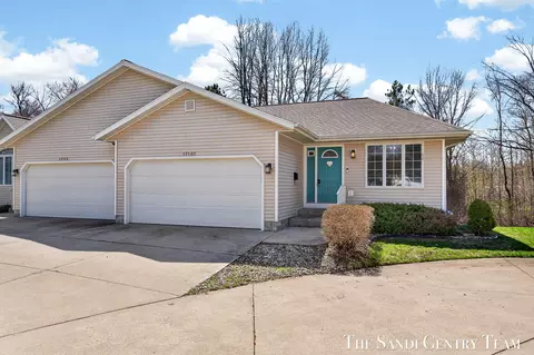 17101 Grandview Dr, Spring Lake, MI 49456