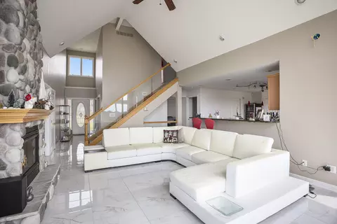 Living - 17 Coronado Dr, Jackson, MI 49201 photo 2 of 3