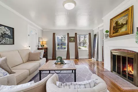 Living - 346 N Marshall Ave, Marshall, MI 49068 photo 2 of 3