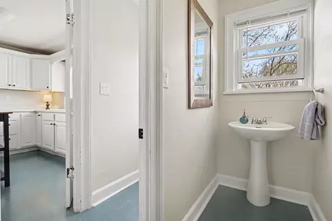 Entry Way - 346 N Marshall Ave, Marshall, MI 49068 photo 3 of 4
