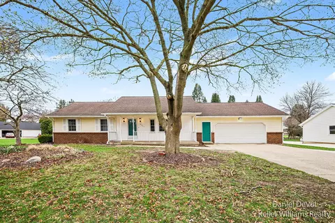 8825 Cottonwood Dr, Jenison, MI 49428