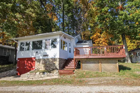 58463 Loop Rd, Three Rivers, MI 49093