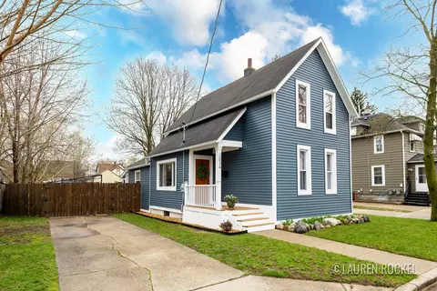 2034 Roos Ave SW, Wyoming, MI 49509