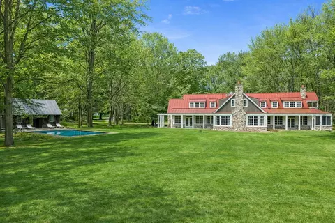 6852 W East Rd, Three Oaks, MI 49128