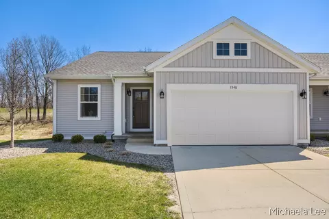 1548 N Village Cir, Kalamazoo, MI 49009