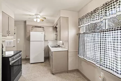 Kitchen - 537 Commonwealth Ave, Jackson, MI 49202 photo 1 of 2