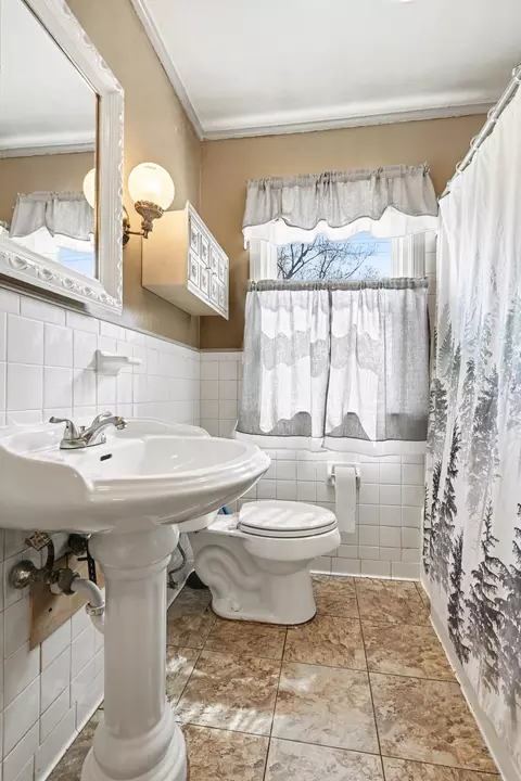 Bath - 537 Commonwealth Ave, Jackson, MI 49202 photo 1 of 1